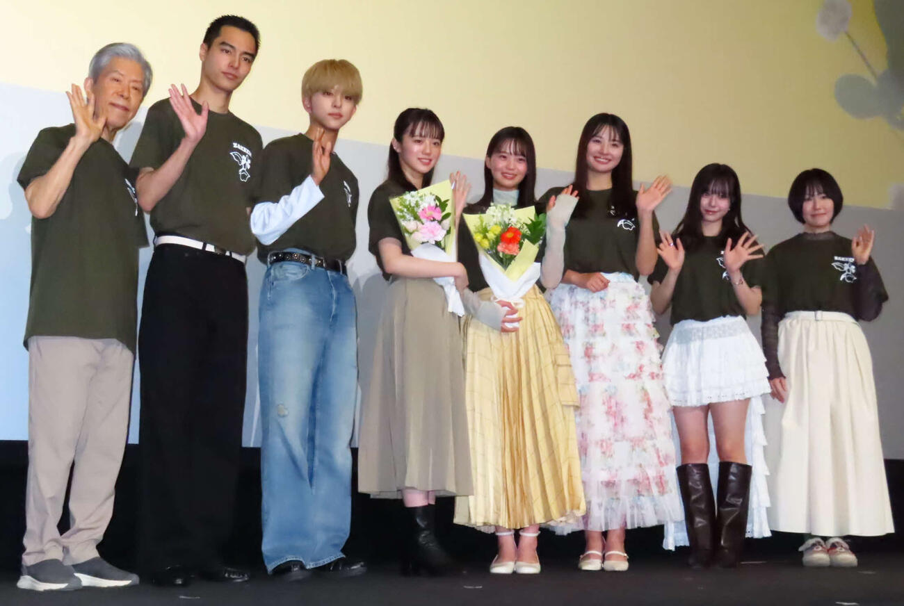 「ザッケン！」公開記念舞台あいさつに登壇した、左から岡本信人、阿佐辰美、八神遼介、中島瑠菜、大島美優、豊島心桜、仲村悠菜、上村奈帆監督