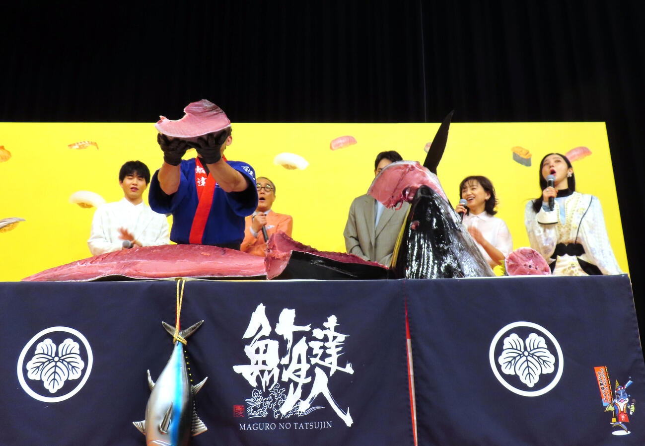 マグロ解体ショーに驚きの表情を浮かべる「時すでにおスシ！？」の出演者たち