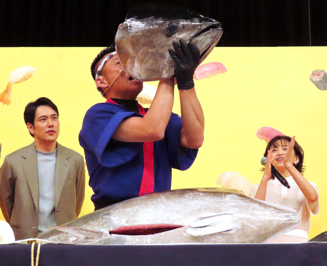 マグロ解体に拍手を送る永作博美（右）と松山ケンイチ