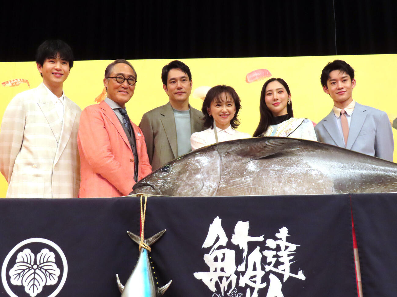 マグロ解体の入刀式を行う永作博美（右から3人目