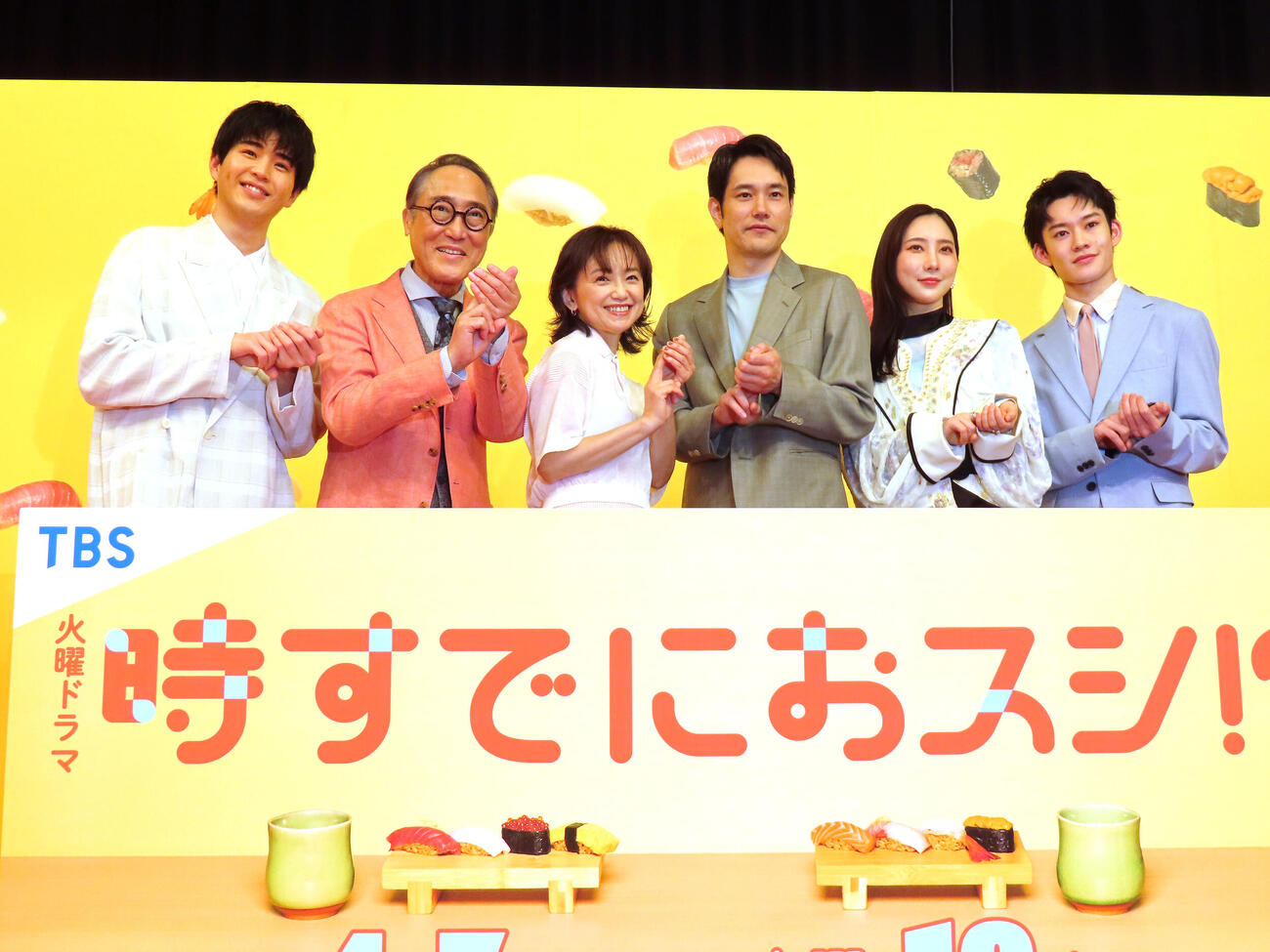 すしを握るポーズをする、左から中沢元紀、佐野史郎、永作博美、松山ケンイチ、ファーストサマーウイカ、山時聡真