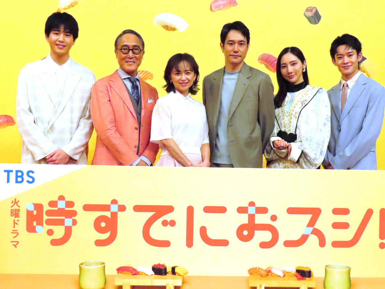 ドラマ「時すでにおスシ！？」の制作発表に出席した、左から中沢元紀、佐野史郎、永作博美、松山ケンイチ、ファーストサマーウイカ、山時聡真