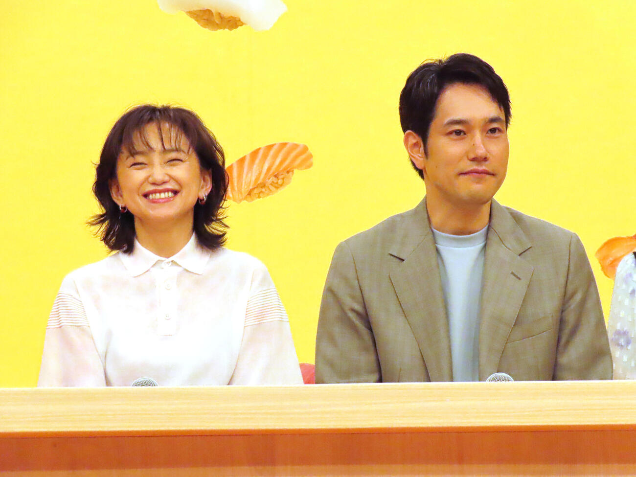 ドラマ「時すでにおスシ！？」の制作発表に出席した永作博美（左）と松山ケンイチ