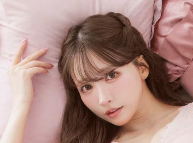 ナイトブラ姿を投稿した三上悠亜（三上悠亜のインスタグラムから）