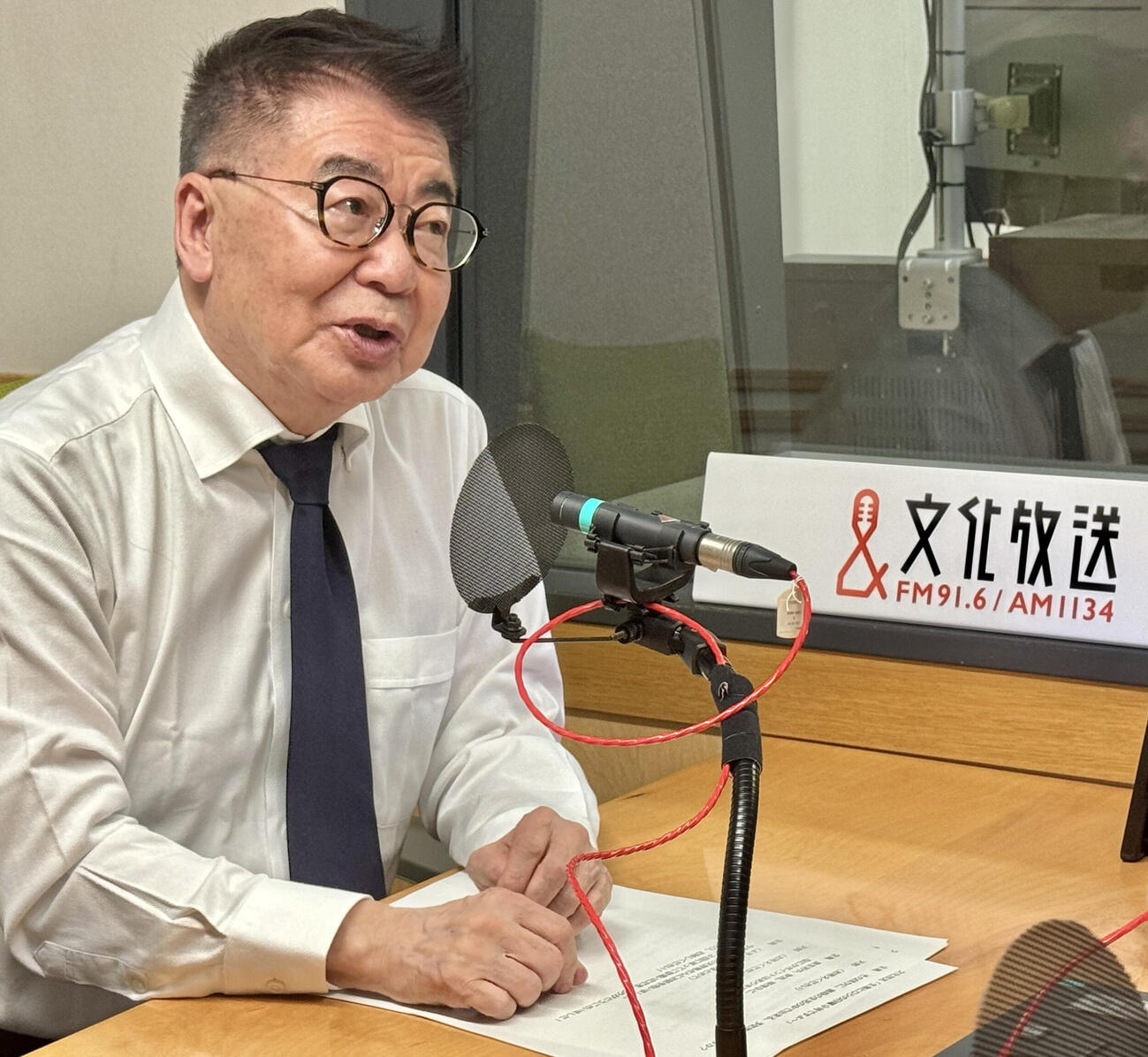 目を潤ませながらマイクの前田話す生島ヒロシ