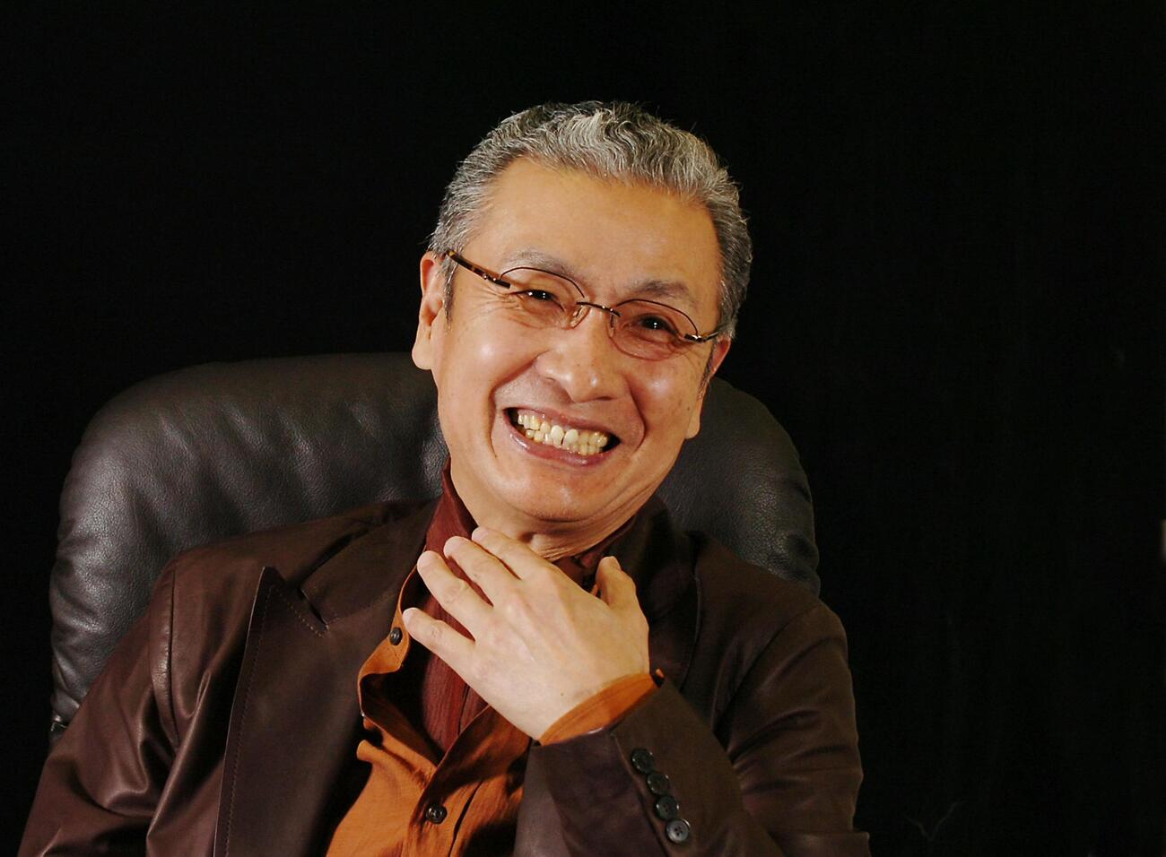 インタビューで笑顔を見せる久米宏さん（2005年1月撮影）