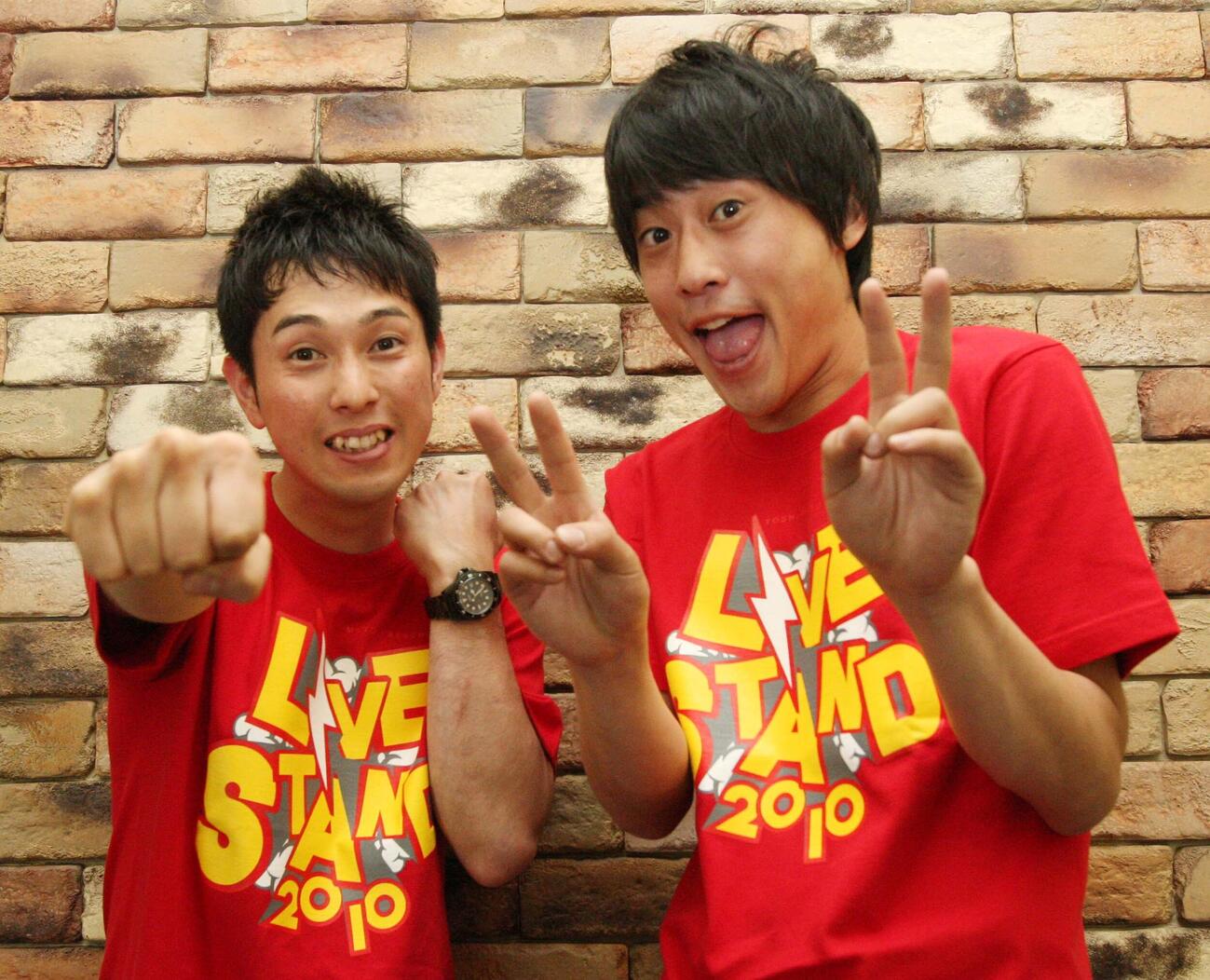 お笑いコンビのフルーツポンチの亘健太郎（左）と村上健志（2010年撮影）