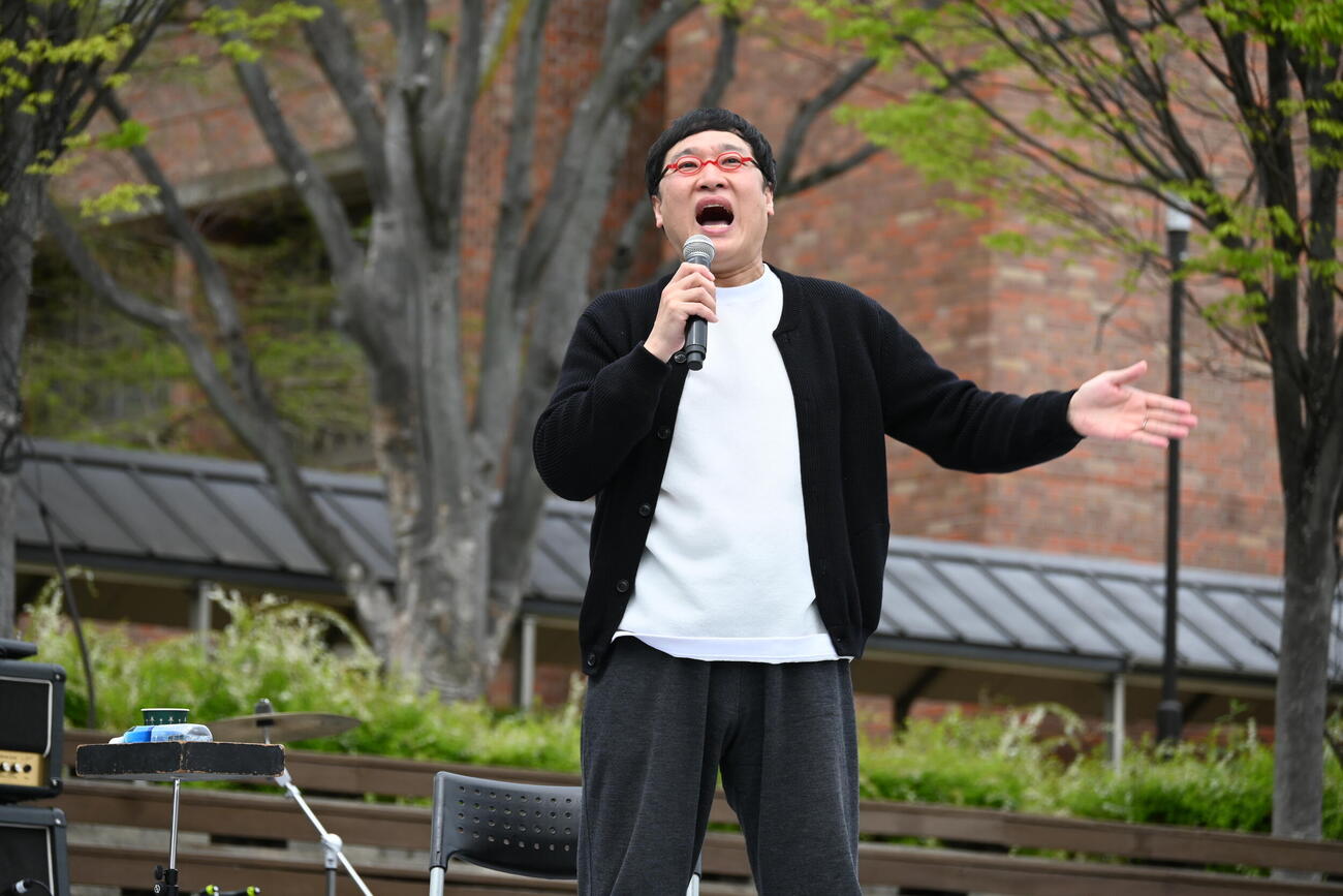母校の関西大学の卒業生アンバサダーに就任し、トークイベントを行った山里亮太（撮影・松浦隆司）