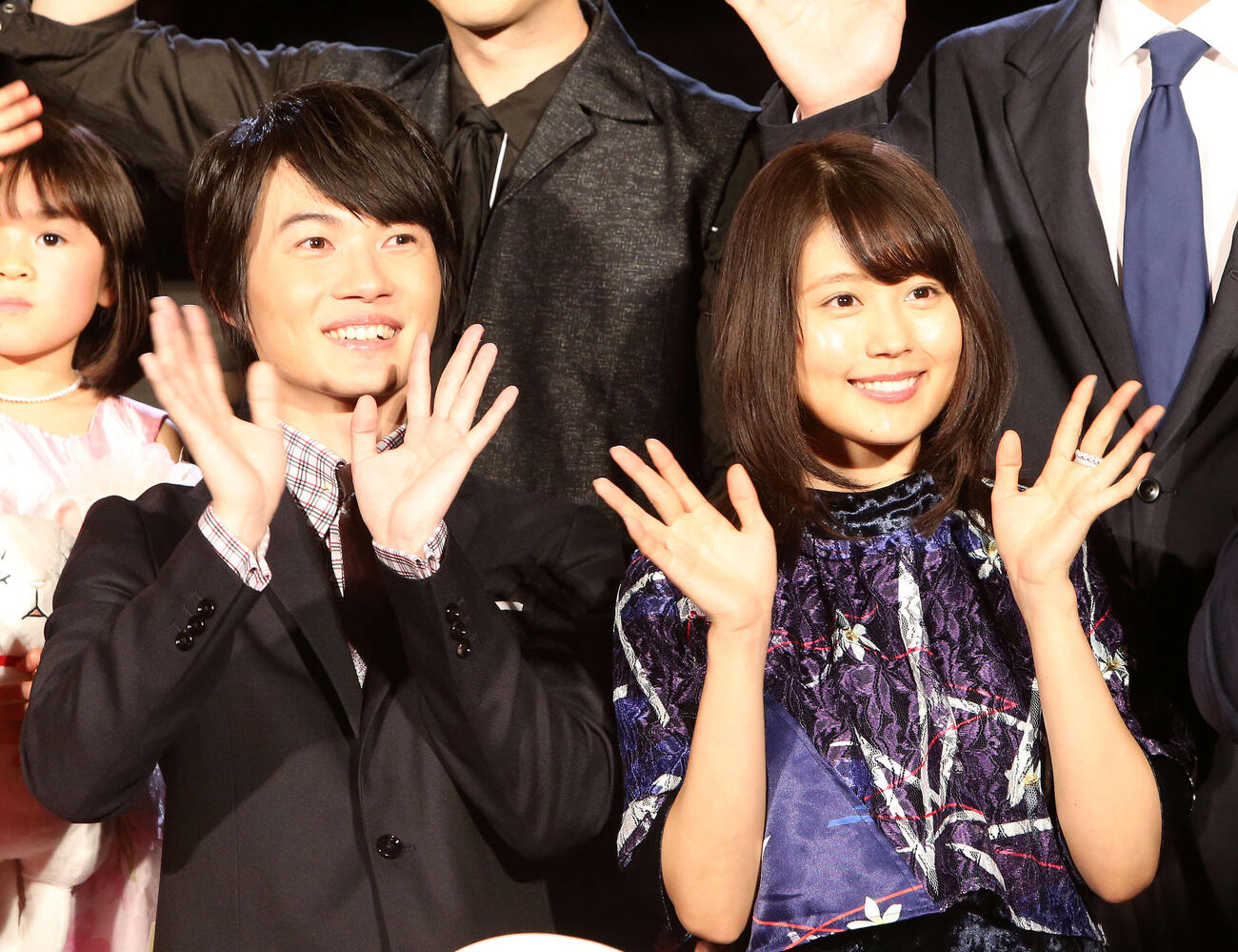 映画「3月のライオン」完成披露試写会　テレビカメラに手を振る神木隆之介（左）と有村架純（2017年2月撮影）