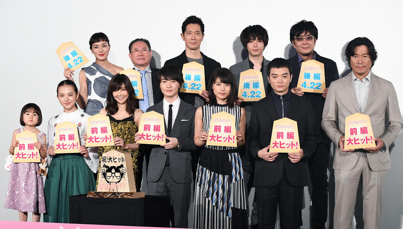 映画「3月のライオン」初日舞台あいさつに臨む、前列左から新津ちせ、清原果耶、倉科カナ、神木隆之介、有村架純、染谷将太、豊川悦司、後列左から板谷由夏、前田吟、佐々木蔵之介、中村倫也、大友啓史監督（2017年3月撮影）
