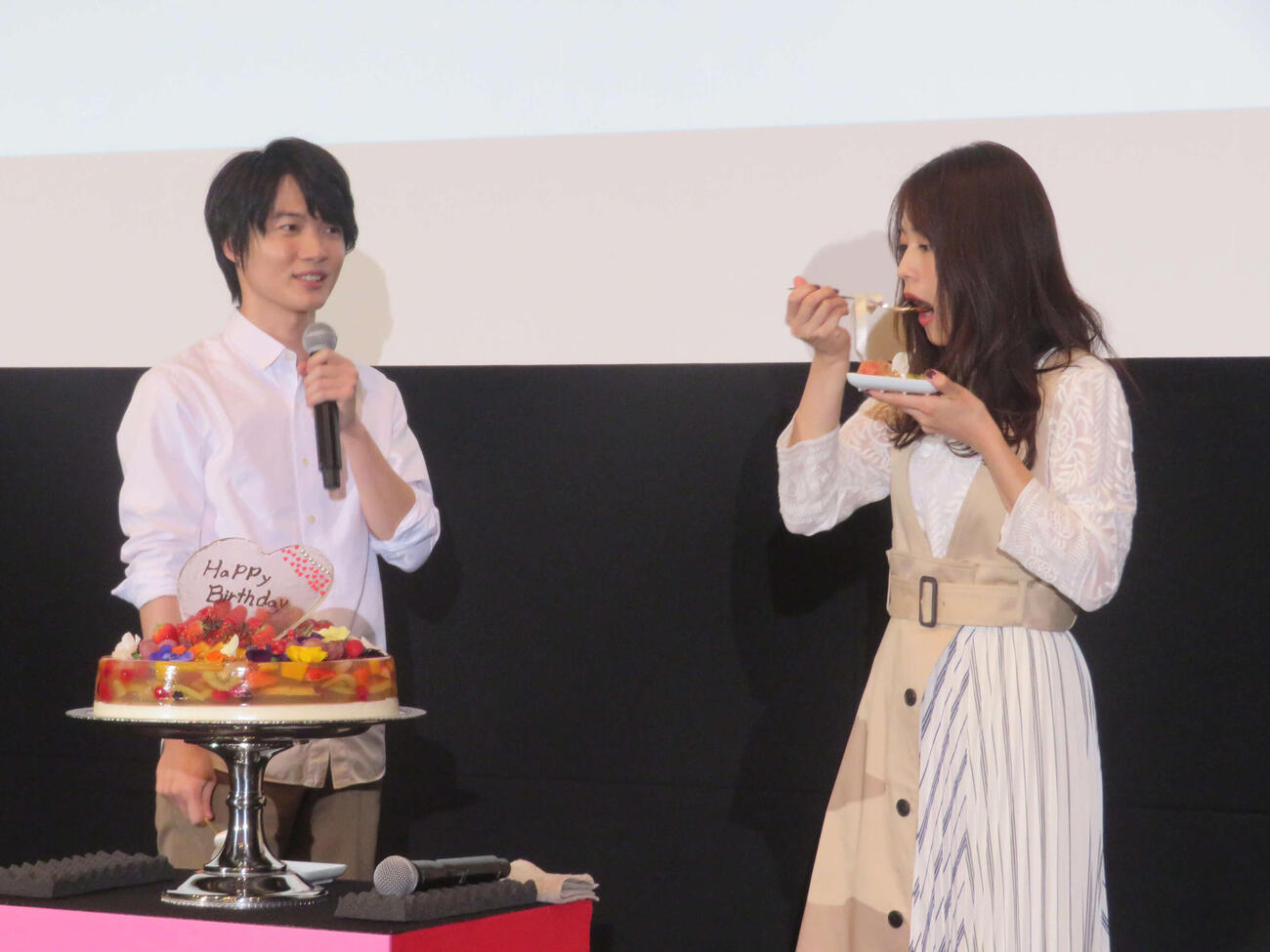 映画「フォルトゥナの瞳」公開直前イベント　神木隆之介（左）がサーブしたケーキをほおばる有村架純（2019年2月撮影）