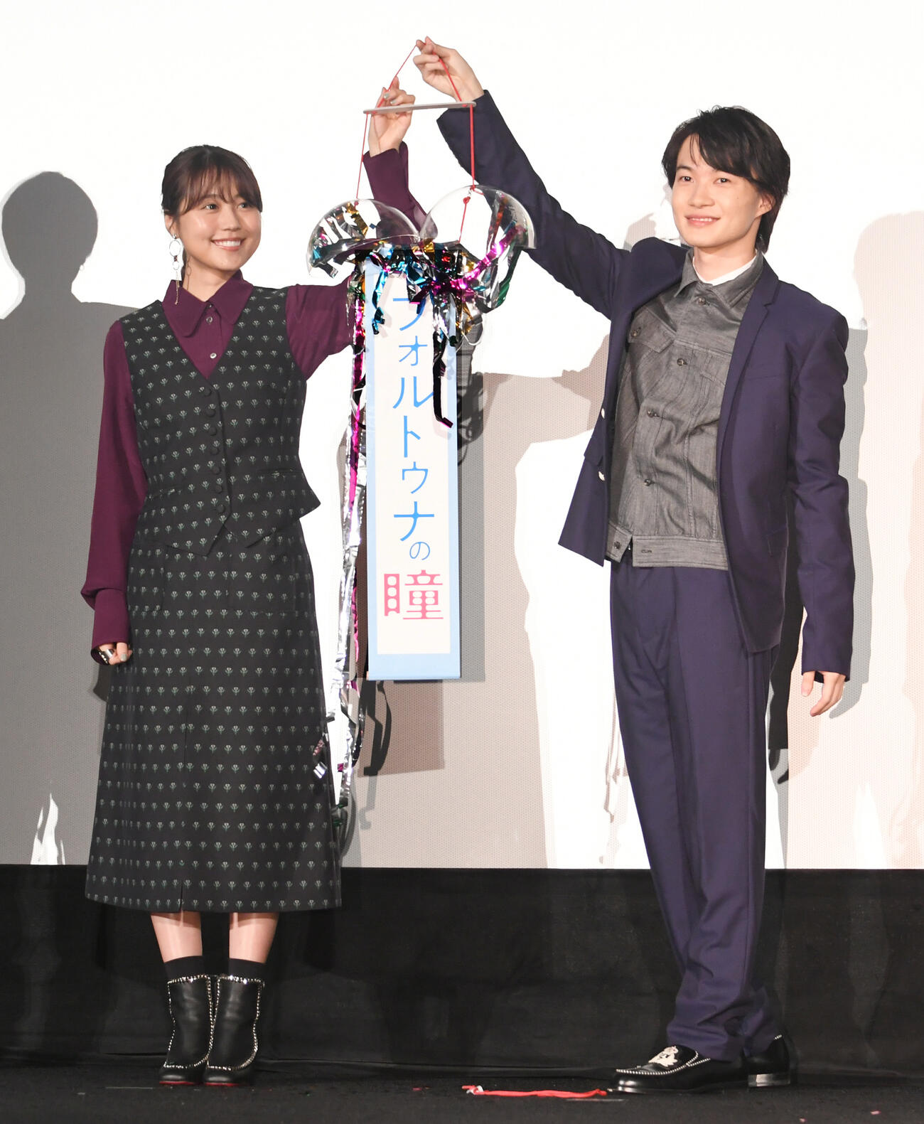 「フォルトゥナの瞳」初日舞台あいさつで、くす玉を手に記念撮影する有村架純（左）と神木隆之介（2019年2月撮影）