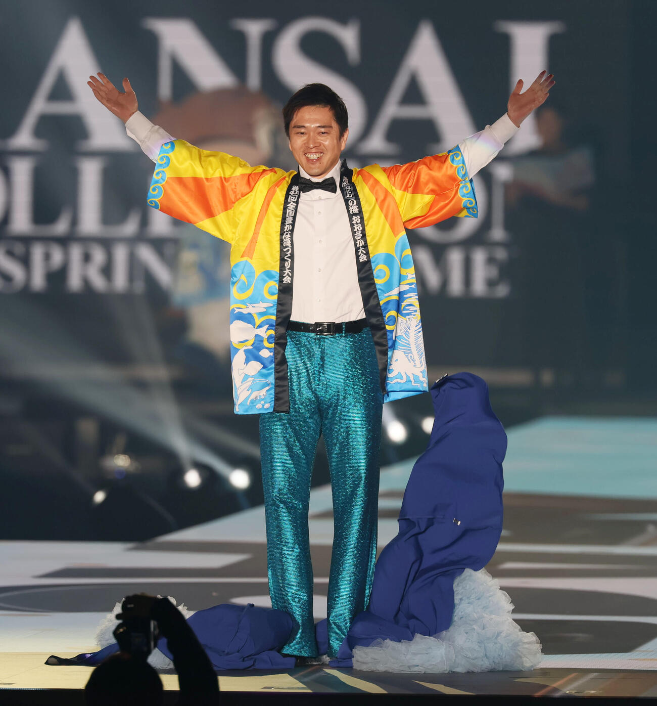 カンサイコレクション2026 S／S　ランウェイを歩き上着を脱ぐ吉村大阪府知事（撮影・加藤哉）