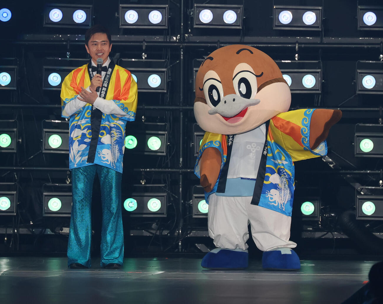 カンサイコレクション2026 S／S　ステージ上でもずやん（右）と並ぶ吉村大阪府知事（撮影・加藤哉）