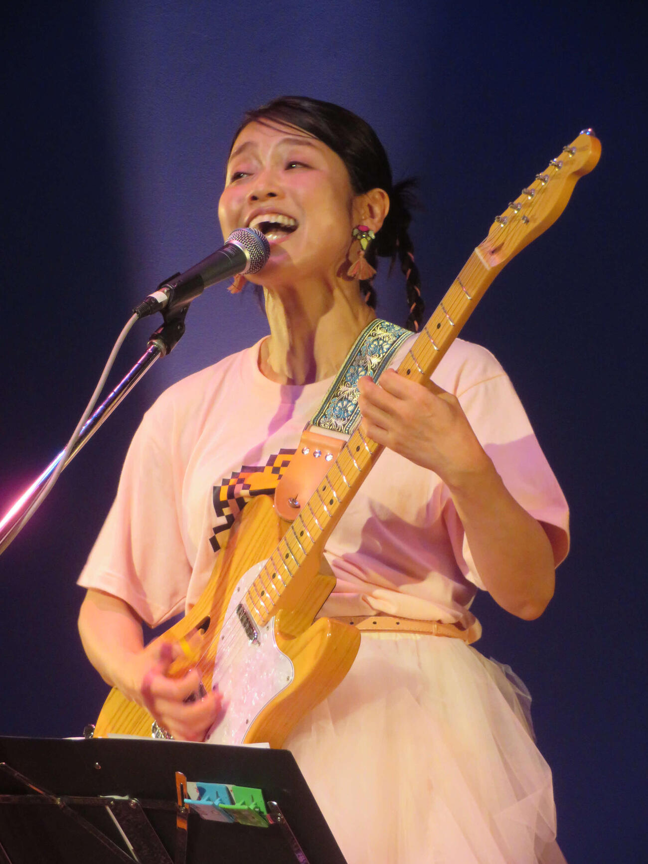初披露のエレキギターで熱唱する川野夏美（撮影・川田和博）