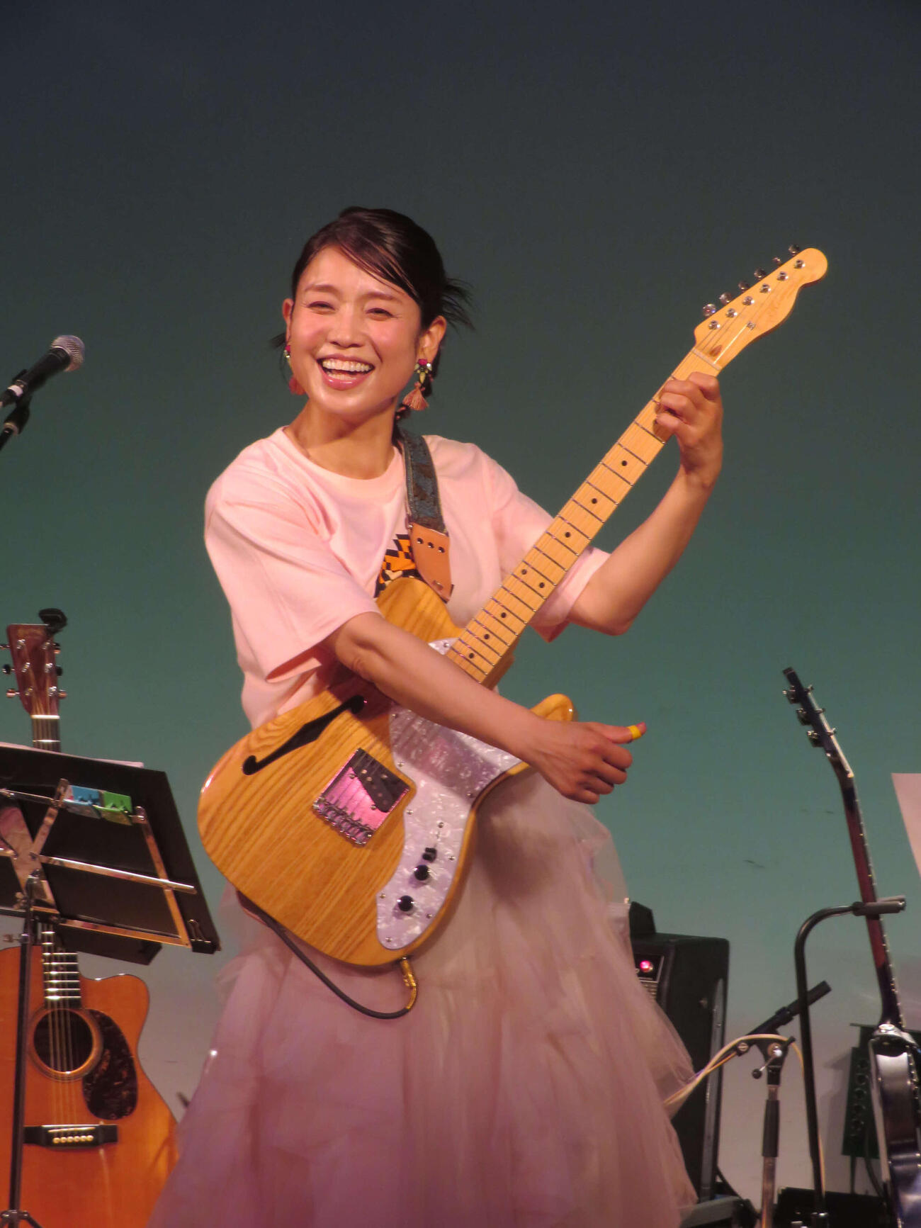 取材に応じ、ギターをかき鳴らすポーズを披露する川野夏美（撮影・川田和博）