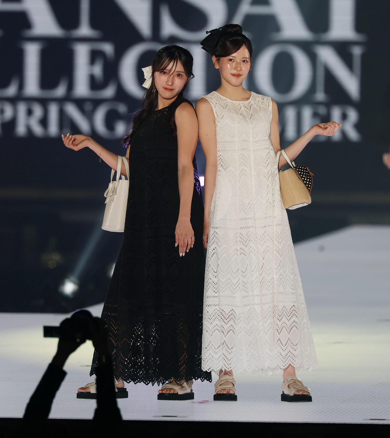 カンサイコレクション2026 S／S　　ランウェイでポーズを決める臼井麗香と臼井蘭世（撮影・加藤哉）