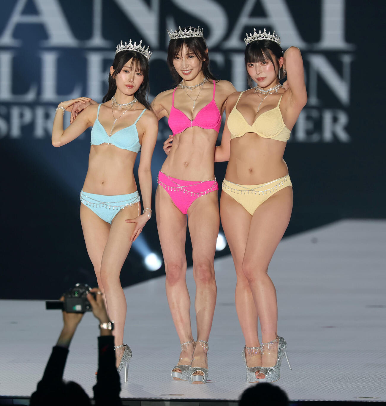 カンサイコレクション2026 S／S　　ランウェイ上でポーズを決める熊田曜子と左は村雨芙美、右は柚乃りか（撮影・加藤哉）