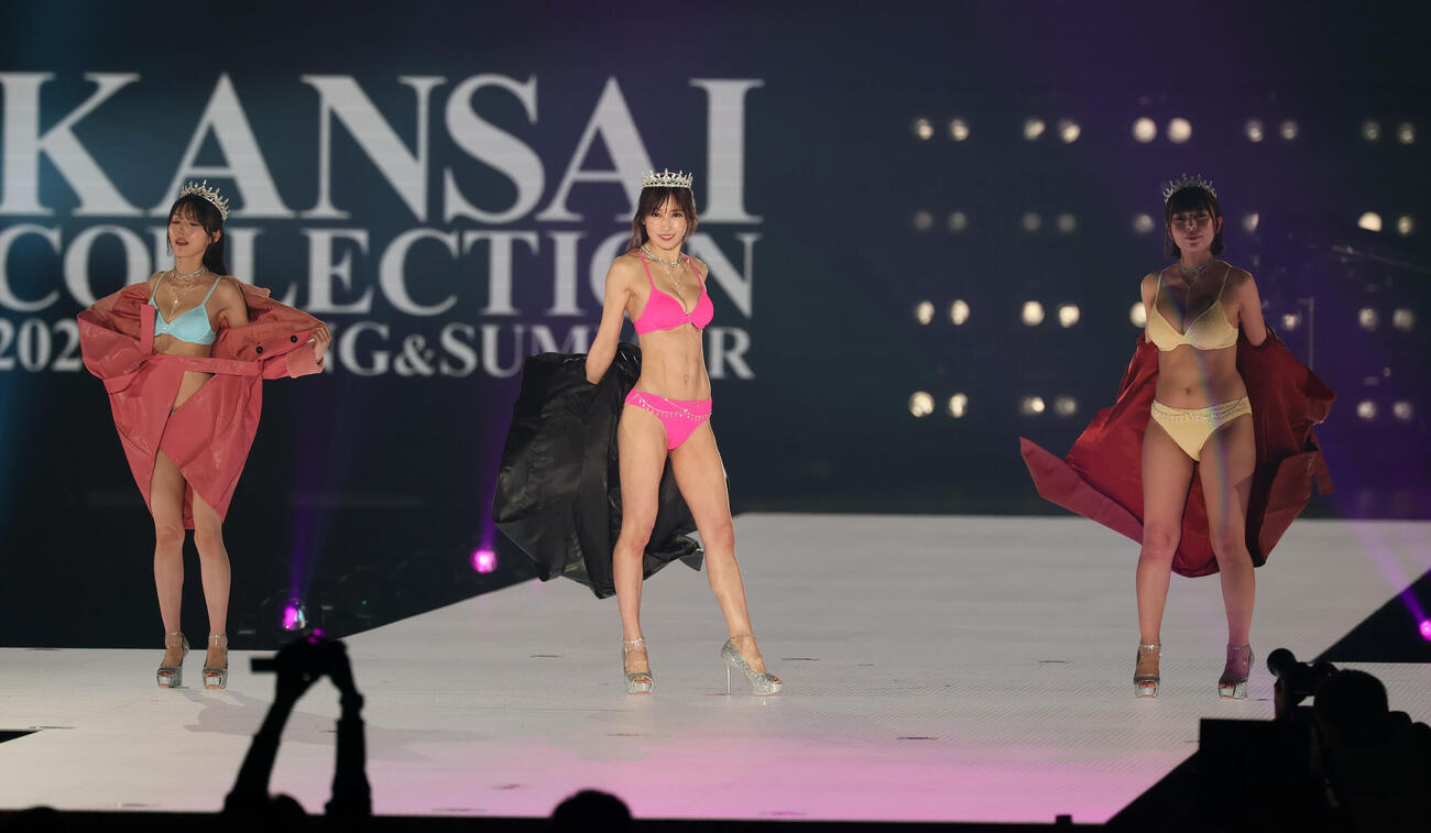 カンサイコレクション2026 S／S　　ランウェイ上で上着を脱ぐ熊田曜子と左は村雨芙美、右は柚乃りか（撮影・加藤哉）