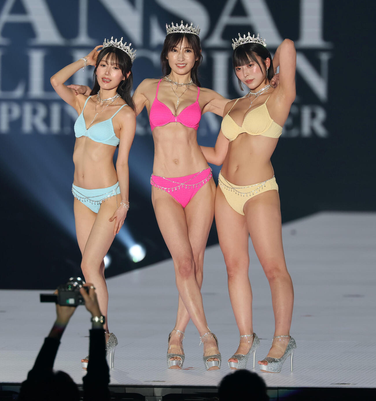 カンサイコレクション2026 S／S　　ランウェイ上でポーズを決める熊田曜子と左は村雨芙美、右は柚乃りか（撮影・加藤哉）