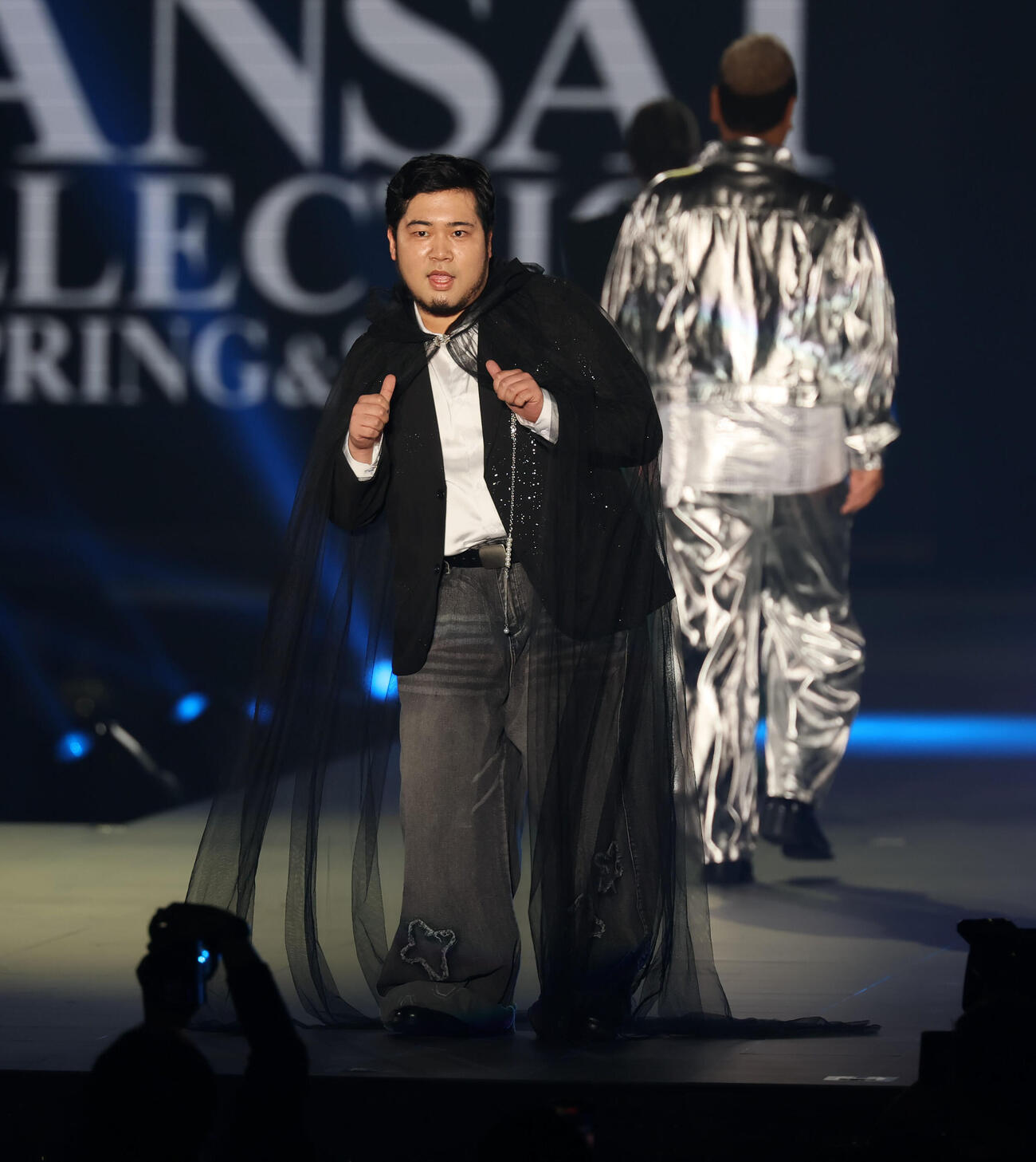 カンサイコレクション2026 S／S　ランウェイ歩く令和ロマンの松井ケムリ（撮影・加藤哉）