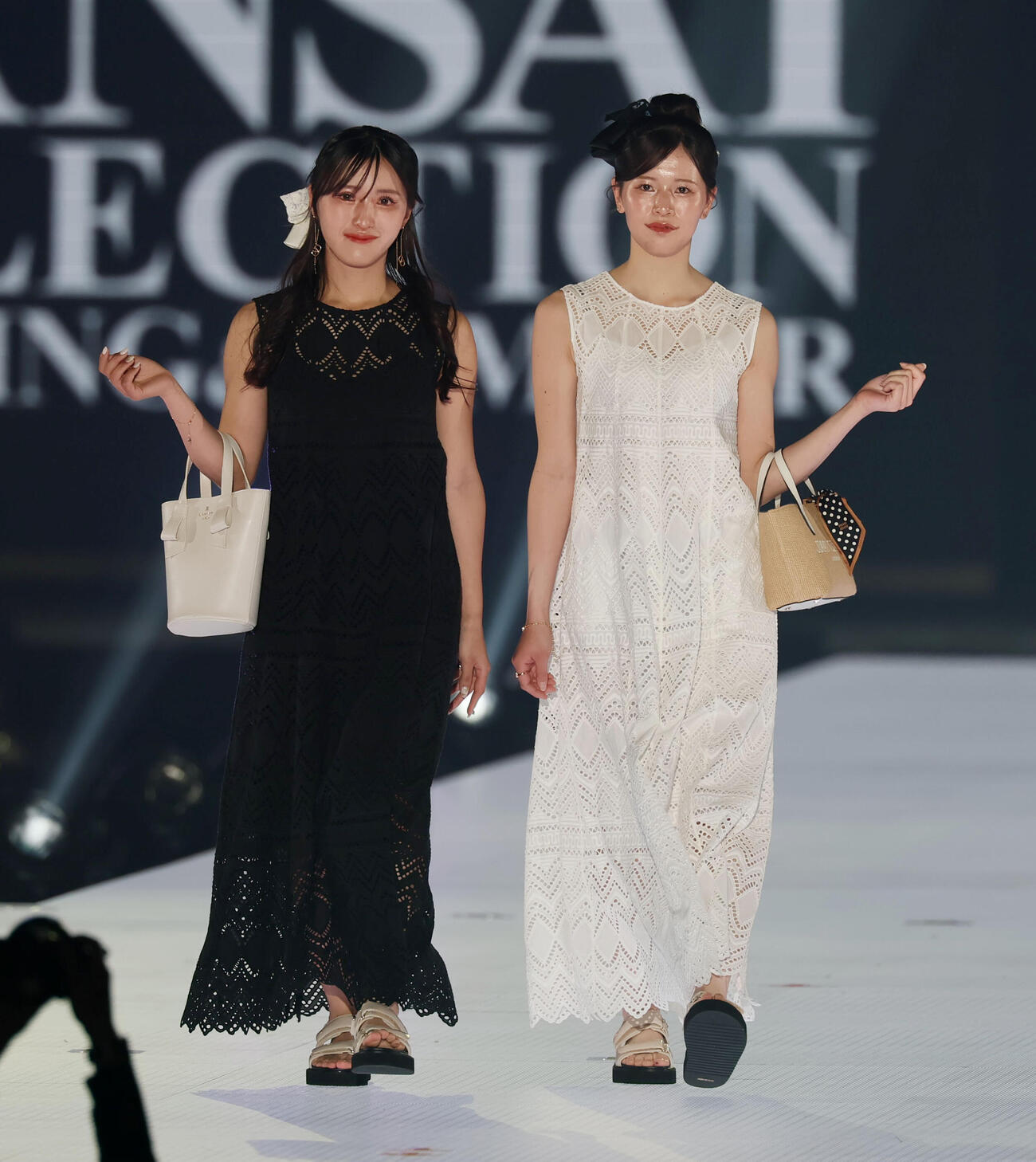 カンサイコレクション2026 S／S　　ランウェイ歩く臼井麗香（左）と臼井蘭世（撮影・加藤哉）