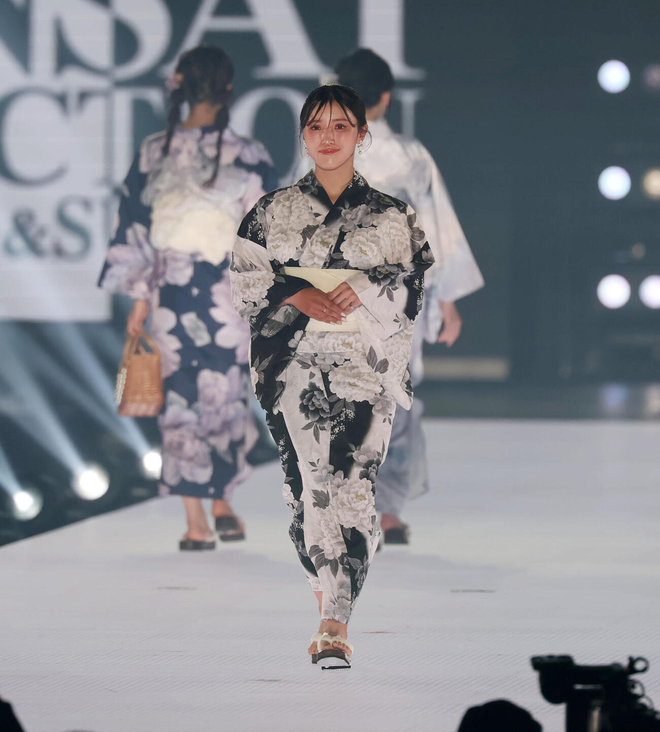 カンサイコレクション2026 S／S　ランウェイを歩く女子プロゴルファーの臼井麗香（撮影・加藤哉）