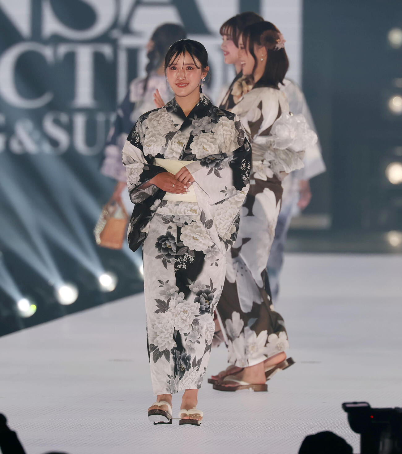 カンサイコレクション2026 S／S　ランウェイを歩く女子プロゴルファーの臼井麗香（撮影・加藤哉）