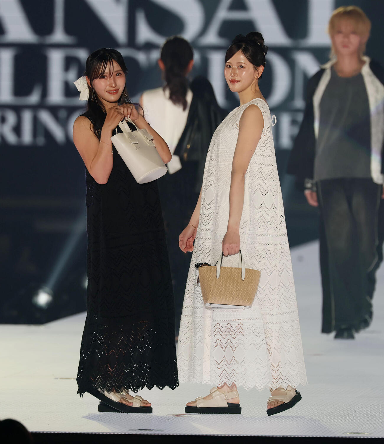 カンサイコレクション2026 S／S　　ランウェイでポーズを決める臼井麗香と臼井蘭世（撮影・加藤哉）
