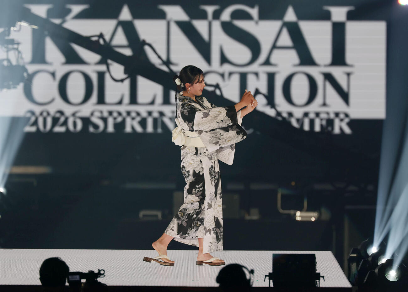 カンサイコレクション2026 S／S　ランウェイでショットを放つ女子プロゴルファーの臼井麗香（撮影・加藤哉）
