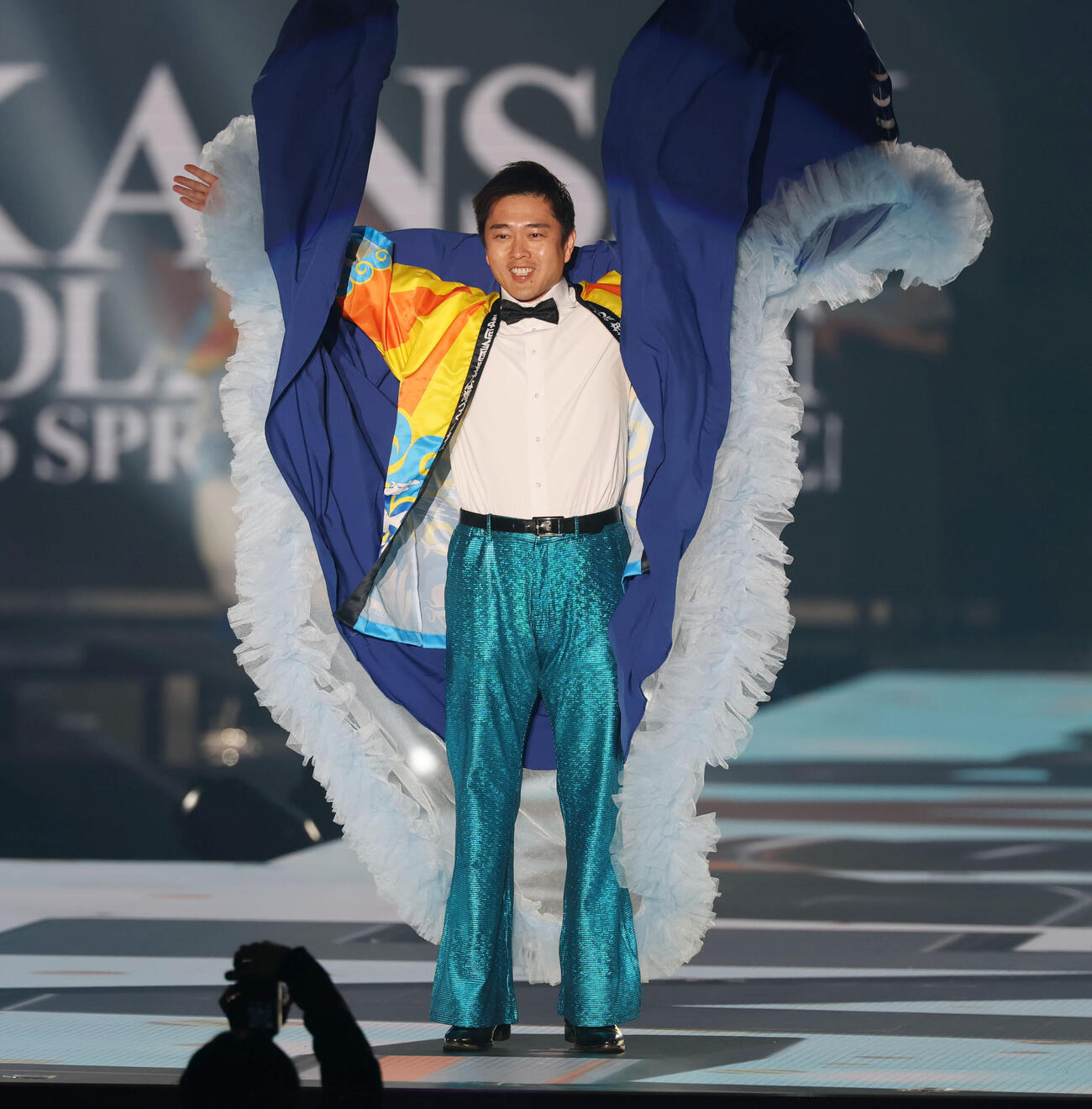 カンサイコレクション2026 S／S　ランウェイを歩き上着を脱ぐ吉村大阪府知事（撮影・加藤哉）