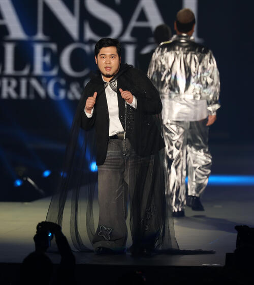 カンサイコレクション2026 S/S ランウェイ歩く令和ロマンの松井ケムリ(撮影・加藤哉)