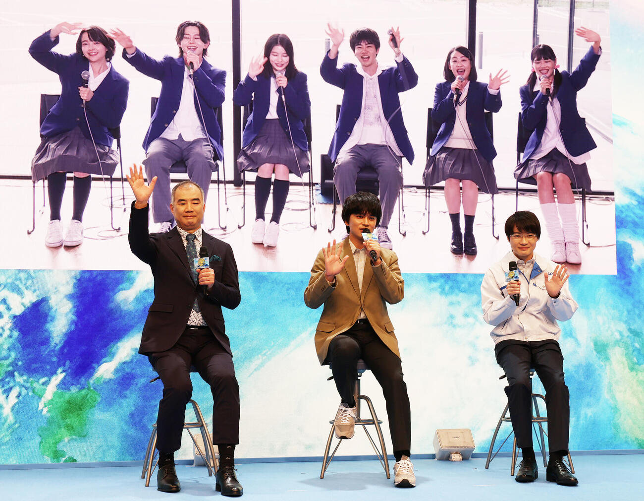 フジテレビのドラマ「サバ缶、宇宙へ行く」製作発表会見に登場した、左から元宇宙飛行士の野口聡一氏、北村匠海、神木隆之介。後方は福井県から中継で参加の、左から夏目透羽、山下永玖、出口夏希、黒崎煌代、西本まりん、ゆめぽて（撮影・野上伸悟）