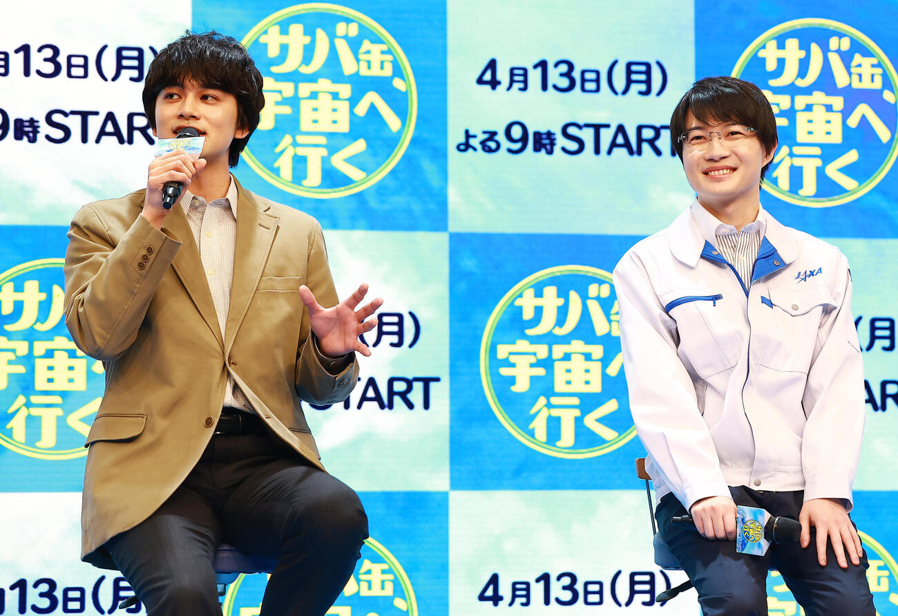 フジテレビのドラマ「サバ缶、宇宙へ行く」制作発表会見に登場した、左から元宇宙飛行士の野口聡一氏、北村匠海、神木隆之介（撮影・野上伸悟）