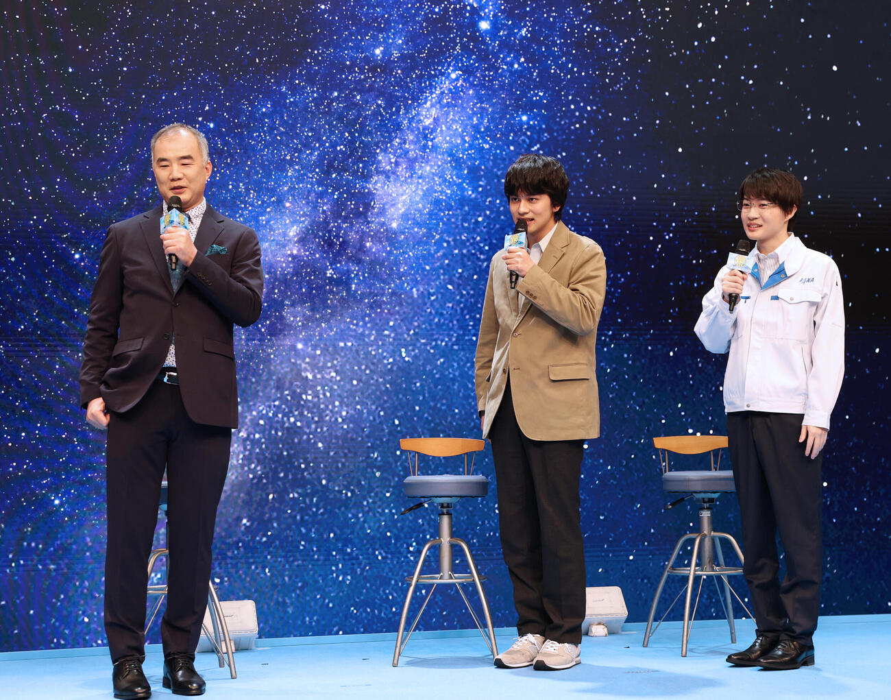 フジテレビのドラマ「サバ缶、宇宙へ行く」制作発表会見に登場した、左から元宇宙飛行士の野口聡一氏、北村匠海、神木隆之介（撮影・野上伸悟）