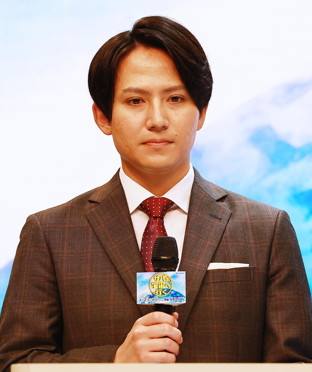 フジテレビのドラマ「サバ缶、宇宙へ行く」制作発表会見で司会を務めたフジテレビ安宅晃樹アナウンサー（撮影・野上伸悟）