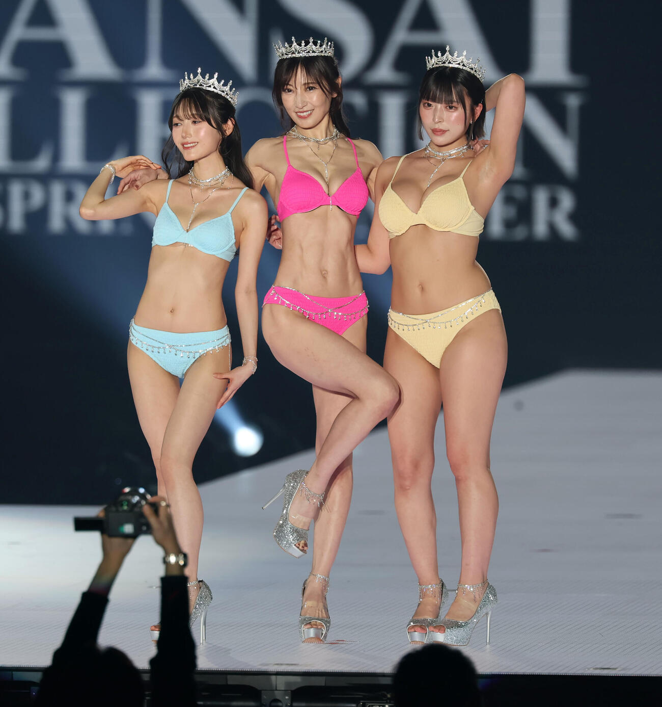 カンサイコレクション2026 S／S　　ランウェイ上でポーズを決める熊田曜子と左は村雨芙美、右は柚乃りか（撮影・加藤哉）