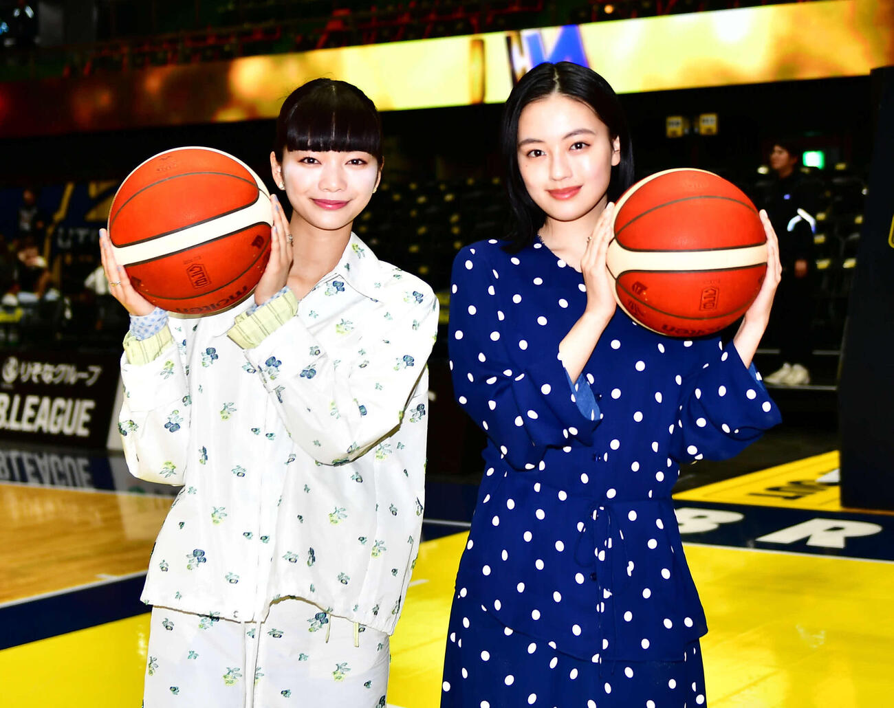 NHK連続テレビ小説「風、薫る」のPRでプロバスケットボールBリーグの宇都宮対京都戦のハーフタイムショーに登場した見上愛（左）と上坂樹里（撮影・松尾幸之介）