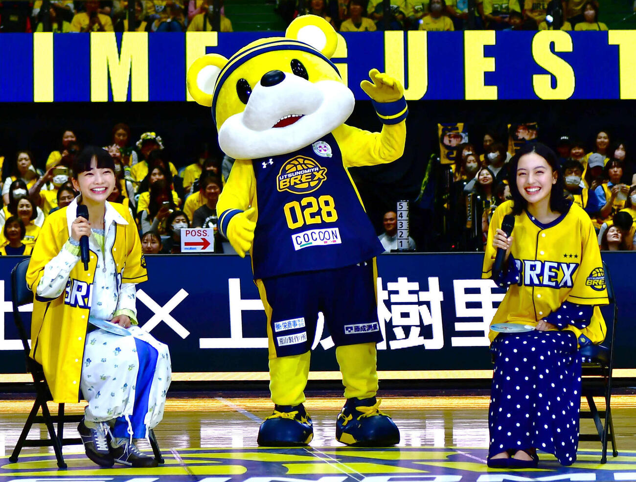 NHK連続テレビ小説「風、薫る」のPRでプロバスケットボールBリーグの宇都宮対京都戦のハーフタイムショーに登場した見上愛（左端）と上坂樹里（撮影・松尾幸之介）