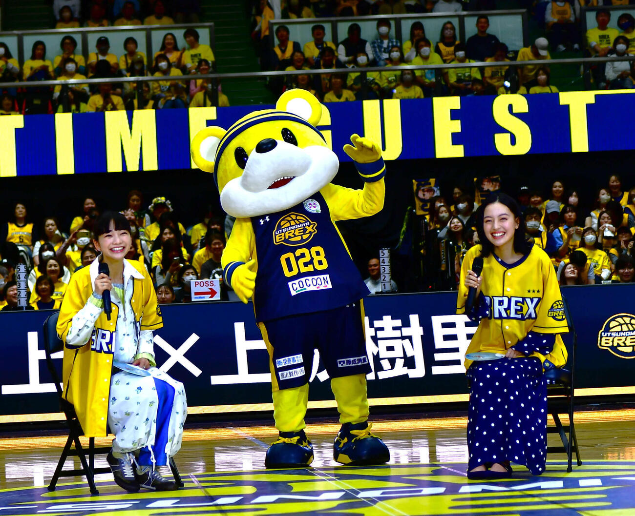 NHK連続テレビ小説「風、薫る」のPRでプロバスケットボールBリーグの宇都宮ブレックス－京都ハンナリーズ戦のハーフタイムショーに登場した見上愛（左端）と上坂樹里（撮影・松尾幸之介）