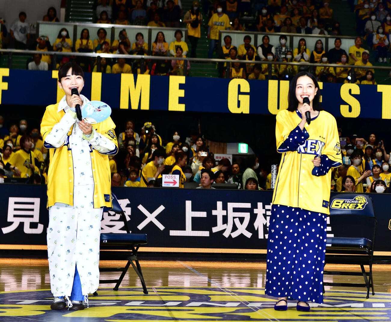 NHK連続テレビ小説「風、薫る」のPRでプロバスケットボールBリーグの宇都宮ブレックス－京都ハンナリーズ戦のハーフタイムショーに登場した見上愛（左）と上坂樹里（撮影・松尾幸之介）