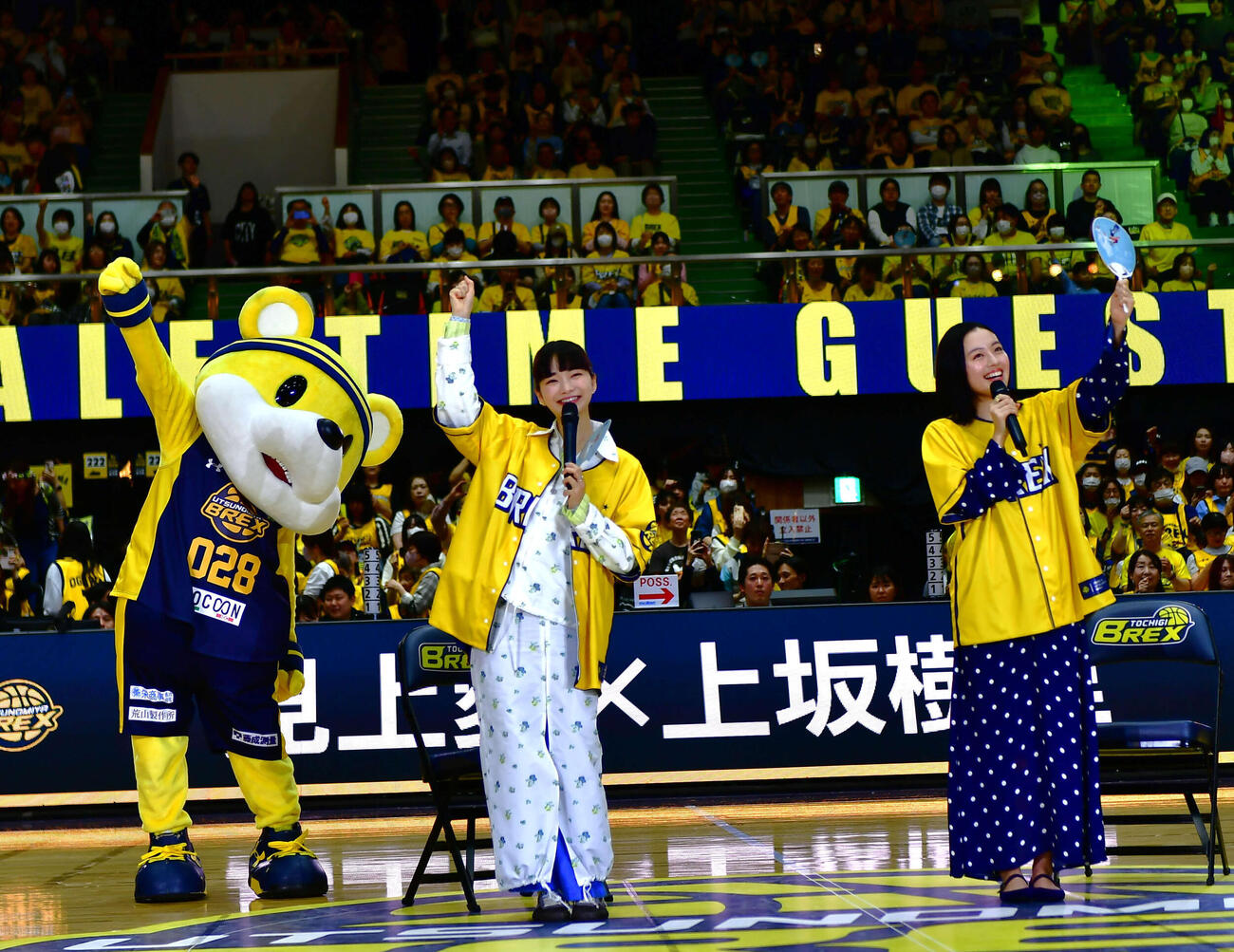 NHK連続テレビ小説「風、薫る」のPRでプロバスケットボールBリーグの宇都宮ブレックス－京都ハンナリーズ戦のハーフタイムショーに登場した見上愛（中央）と上坂樹里（撮影・松尾幸之介）