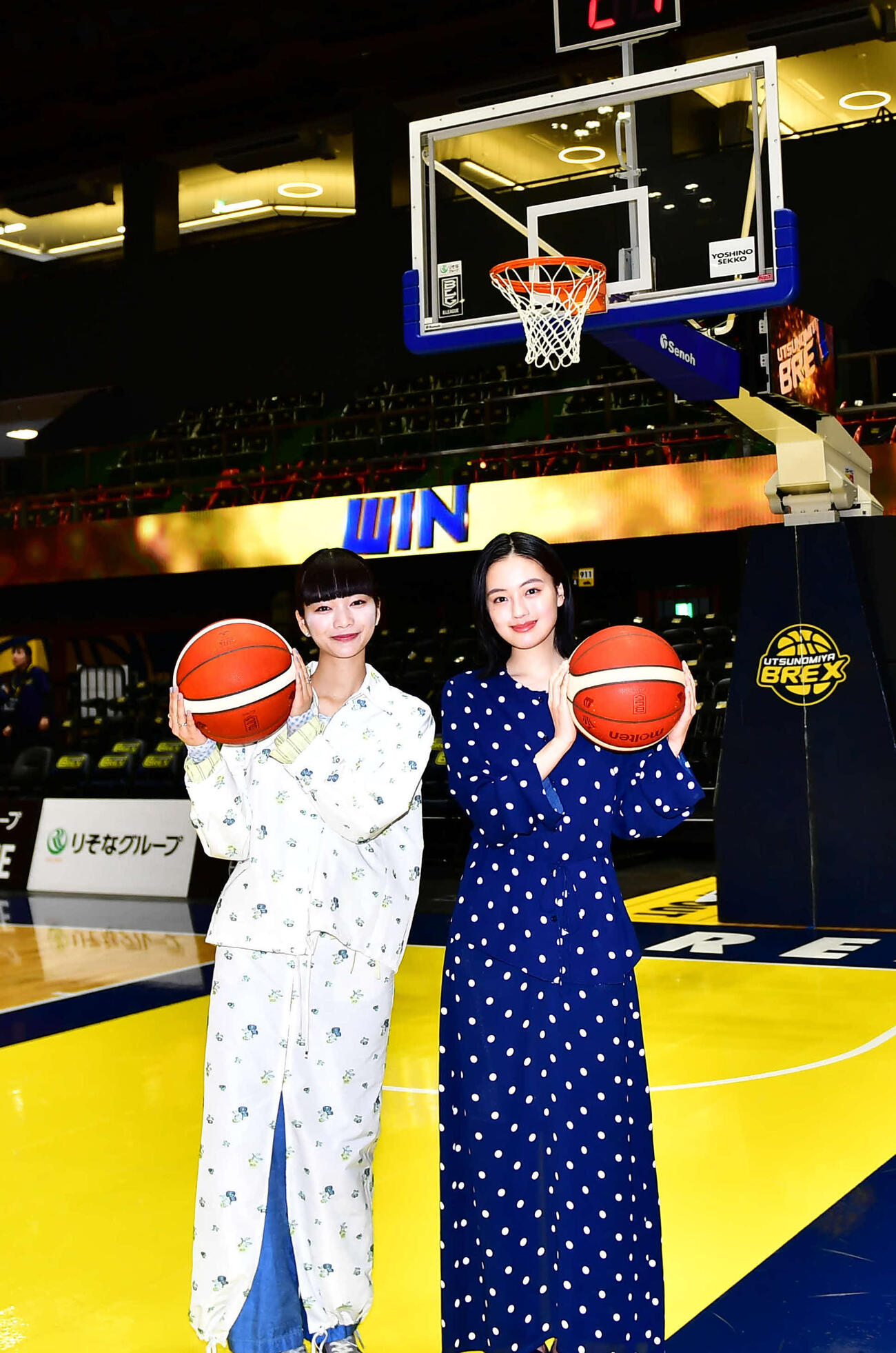 NHK連続テレビ小説「風、薫る」のPRでプロバスケットボールBリーグの宇都宮ブレックス－京都ハンナリーズ戦のハーフタイムショーに登場した見上愛（左）と上坂樹里（撮影・松尾幸之介）