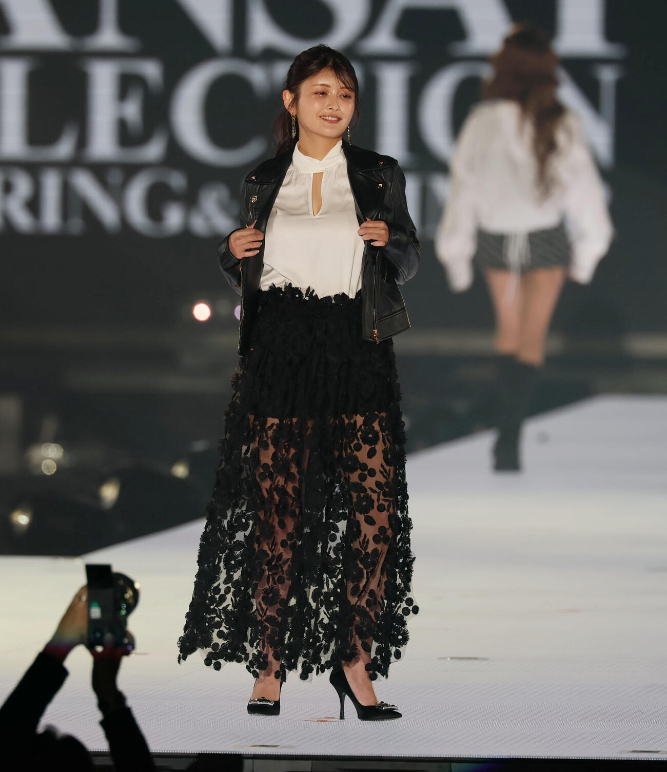 カンサイコレクション2026 S／S　　ランウェイでポーズを決める東京都港区議会議員の新藤加菜（撮影・加藤哉）