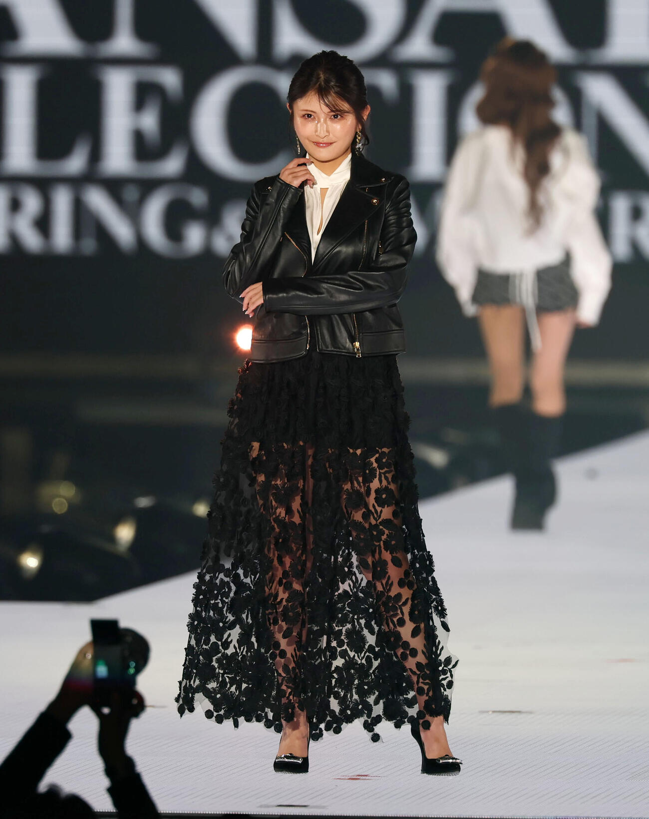 カンサイコレクション2026 S／S　　ランウェイでポーズを決める東京都港区議会議員の新藤加菜（撮影・加藤哉）
