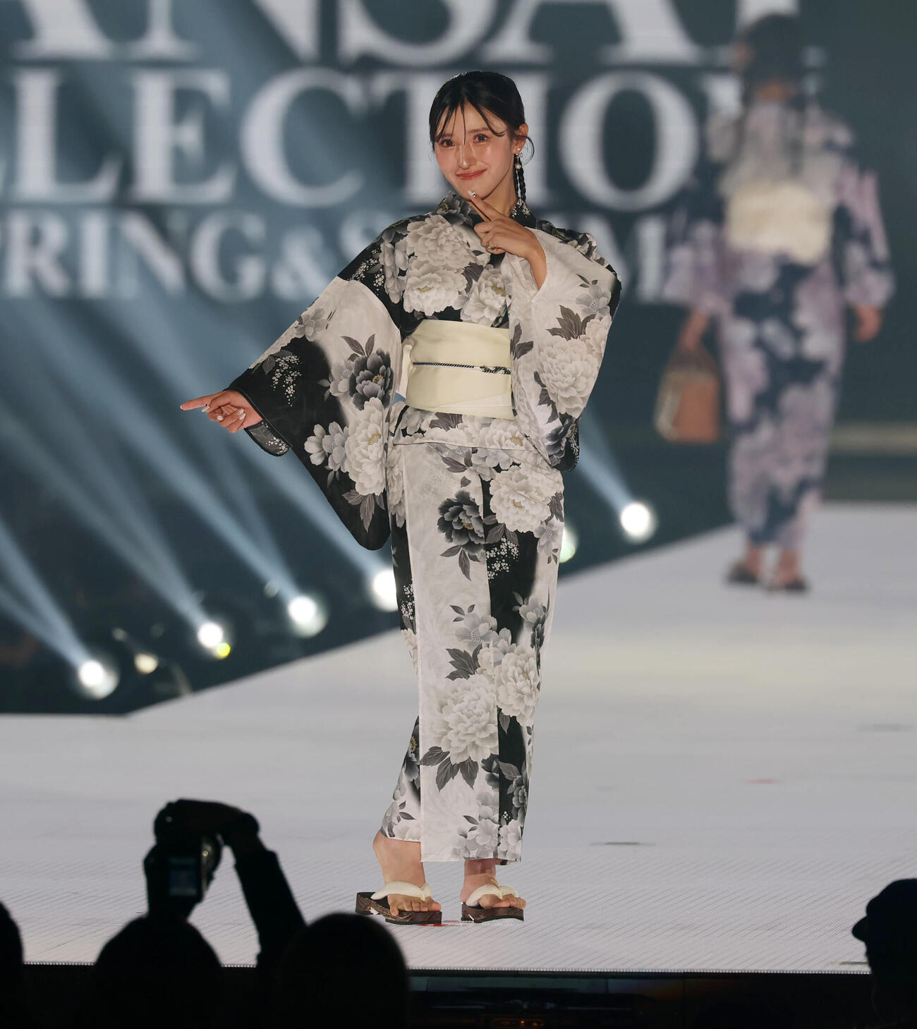 カンサイコレクション2026 S／S　ランウェイを歩く女子プロゴルファーの臼井麗香（撮影・加藤哉）