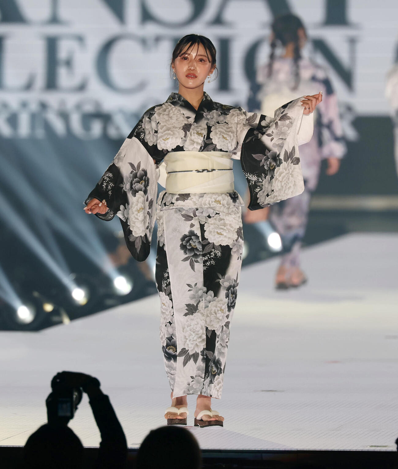 カンサイコレクション2026 S／S　ランウェイを歩く女子プロゴルファーの臼井麗香（撮影・加藤哉）