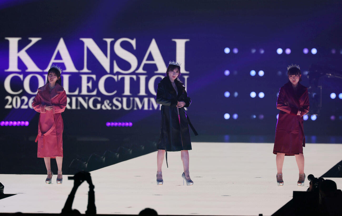 カンサイコレクション2026　ランウェイを歩く左から村雨芙美、熊田曜子、柚乃りか（撮影・加藤哉）