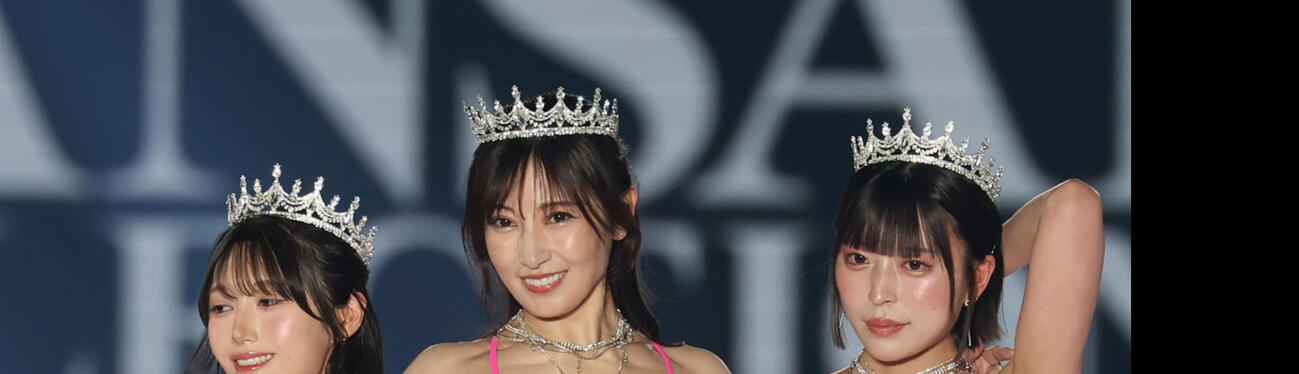 カンサイコレクション2026のランウェイでポーズを決める熊田曜子（中央）。左は村雨芙美、右は柚乃りか（撮影・加藤哉）