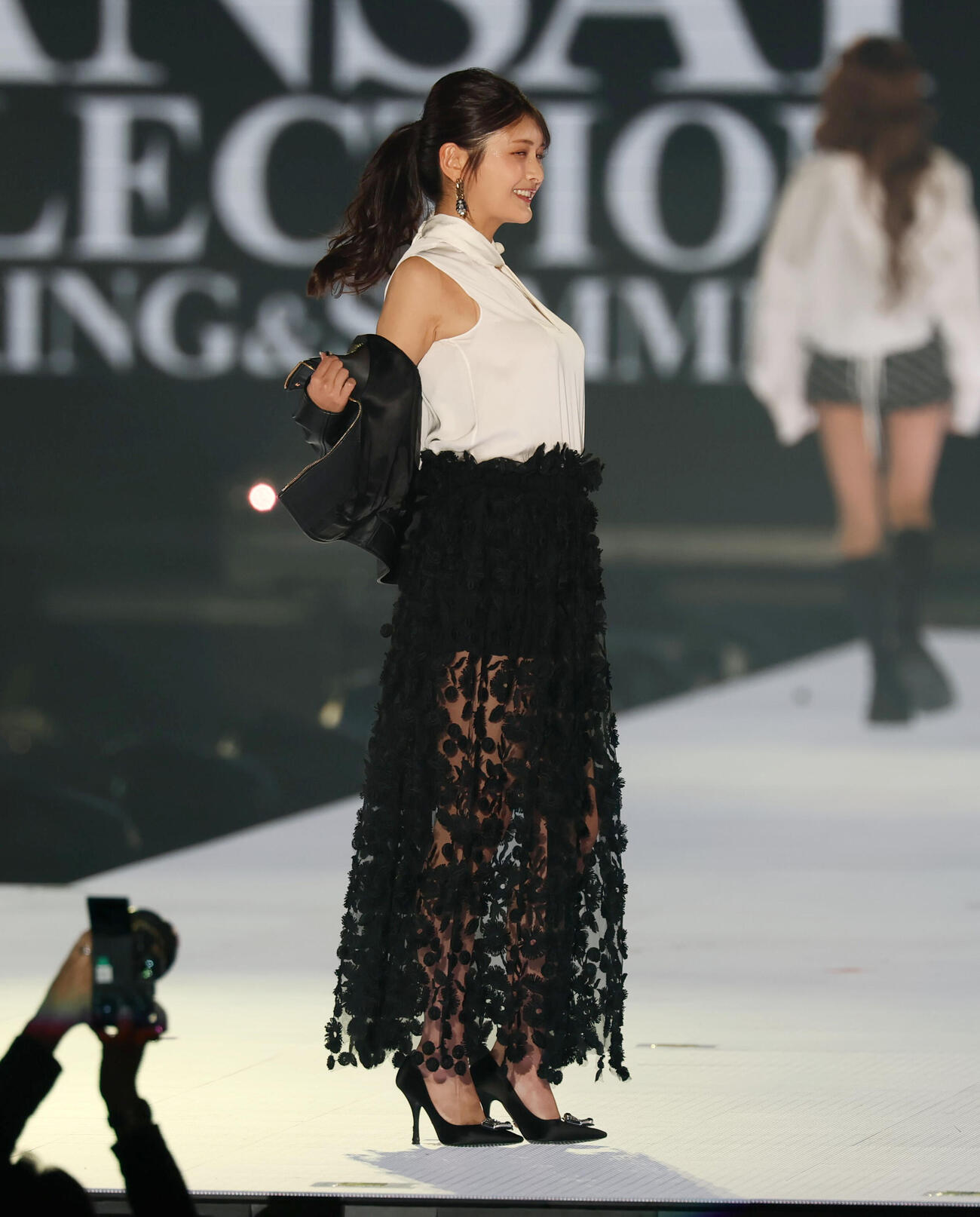 カンサイコレクション2026 S／S　　ランウェイでポーズを決める東京都港区議会議員の新藤加菜（撮影・加藤哉）